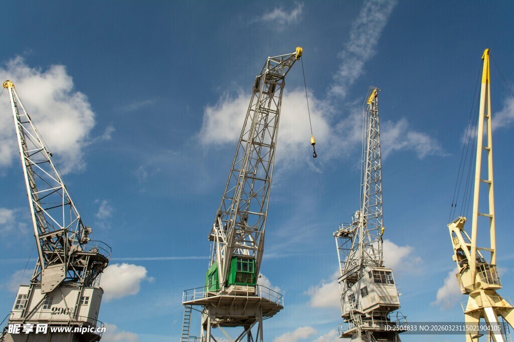 港口起重机 蓝天白云下