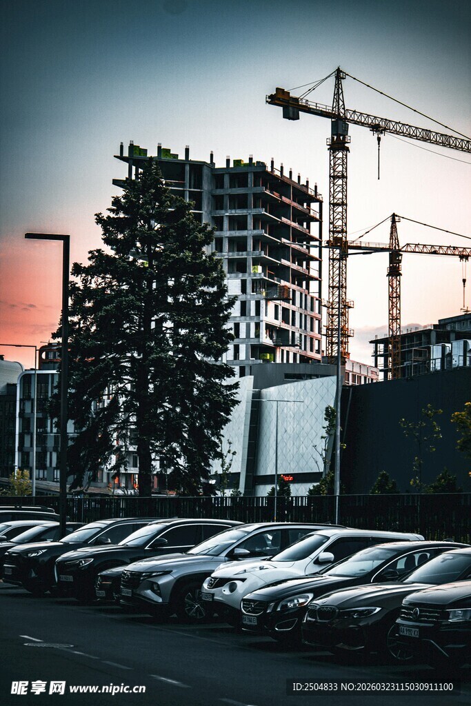 城市建筑工地旁的停车场景