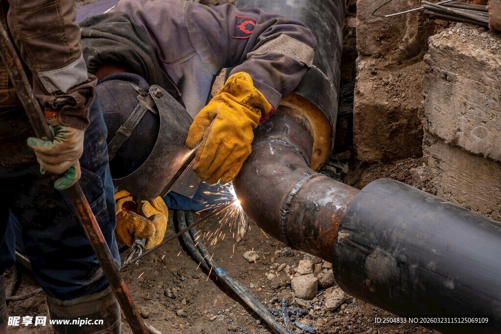 工人维修地下管道