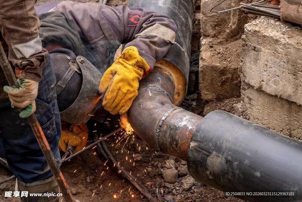工人专注切割金属管道
