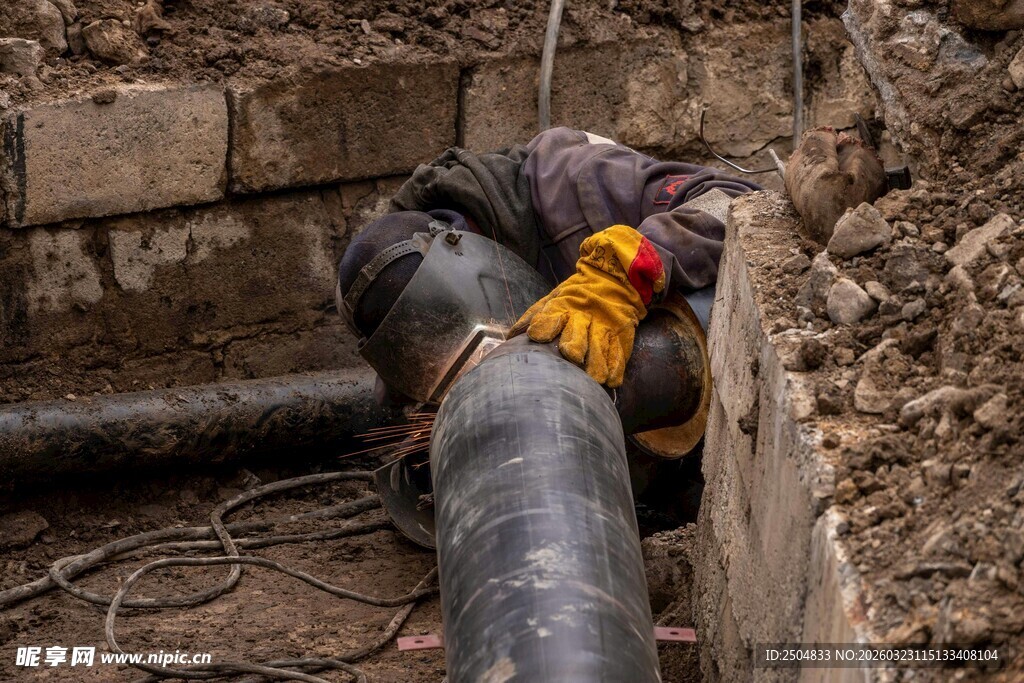 工人井下安装黑色管道