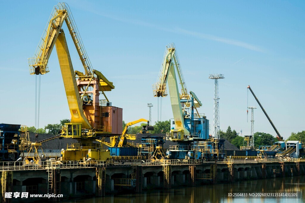 港口码头处的多台起重机