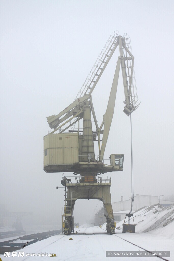 港口雪地中的重型起重机