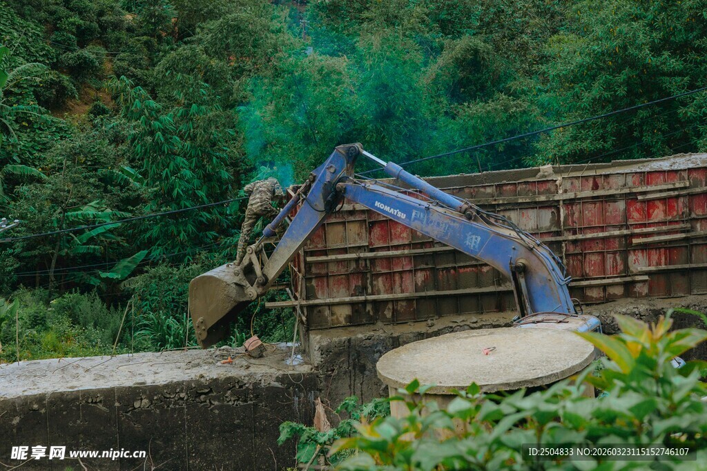 挖掘机作业于绿植环绕处
