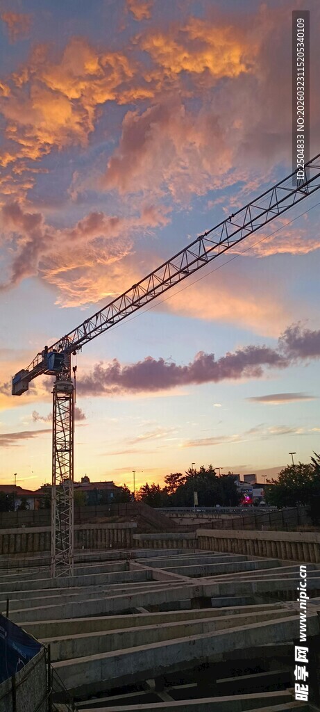 夕阳下的工地起重机