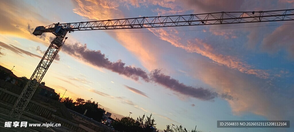 夕阳下的塔吊美景