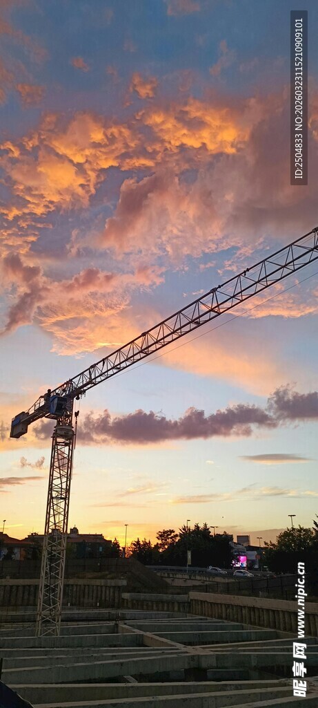 夕阳下的起重机