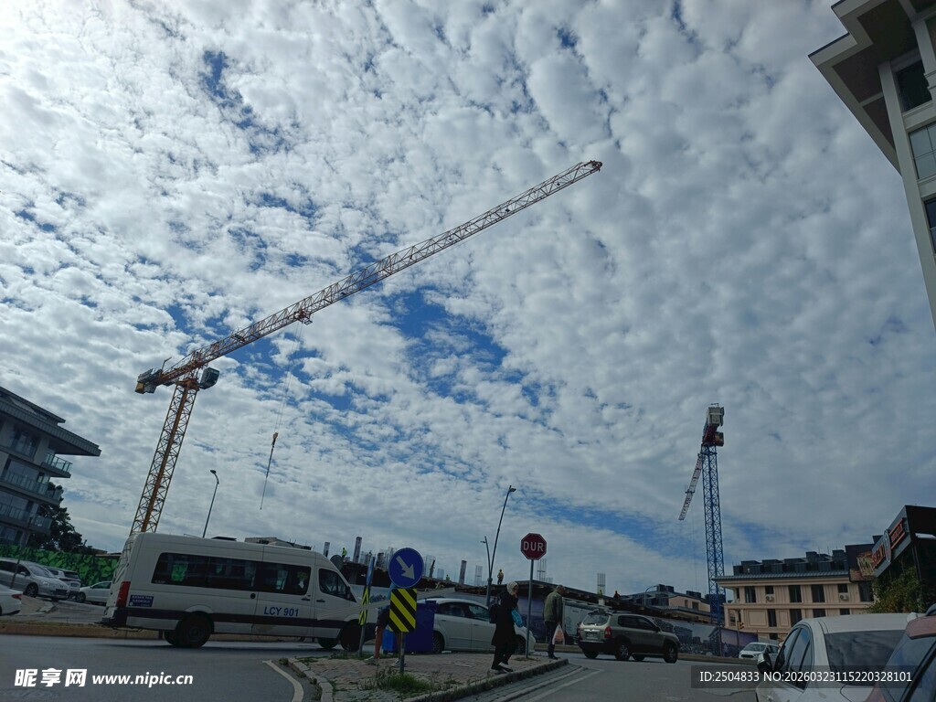 城市施工场景与天空云彩