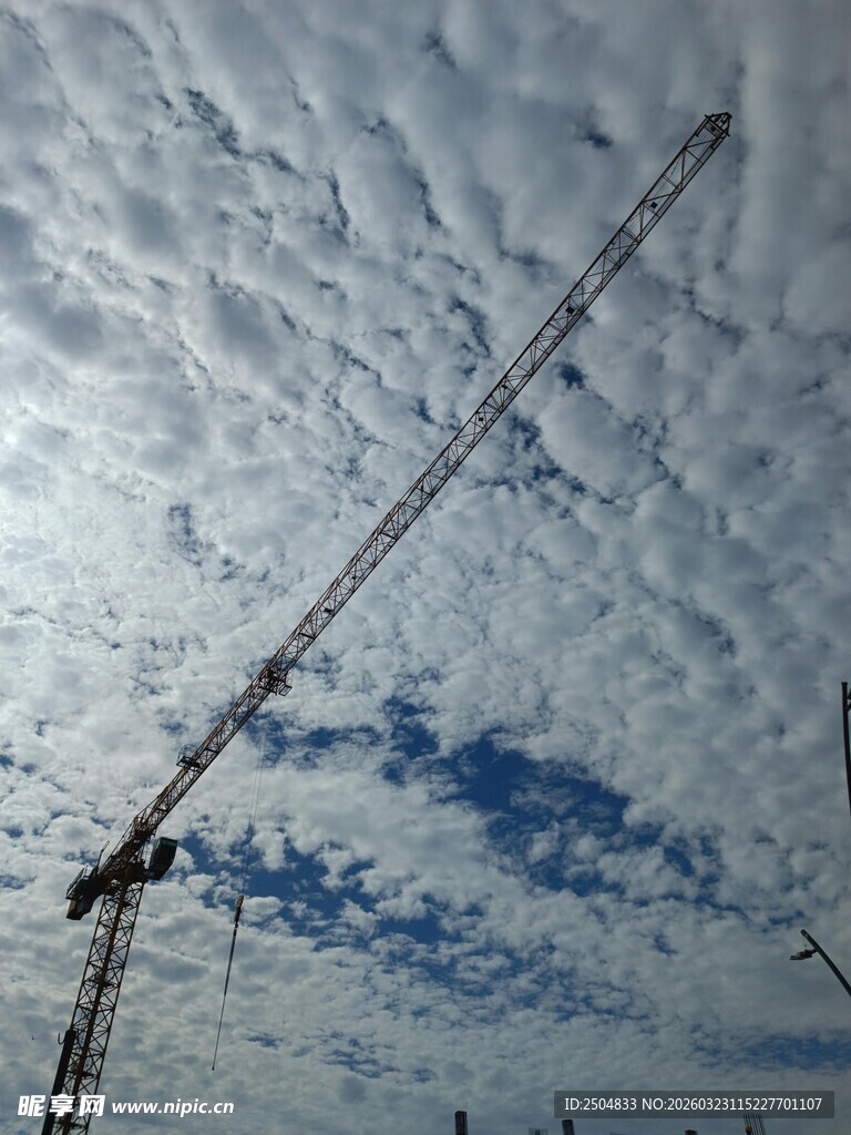高空吊车与多云天空