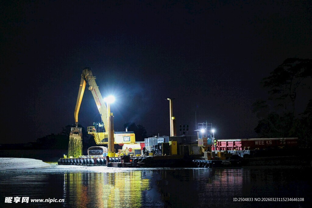 夜间河道施工场景