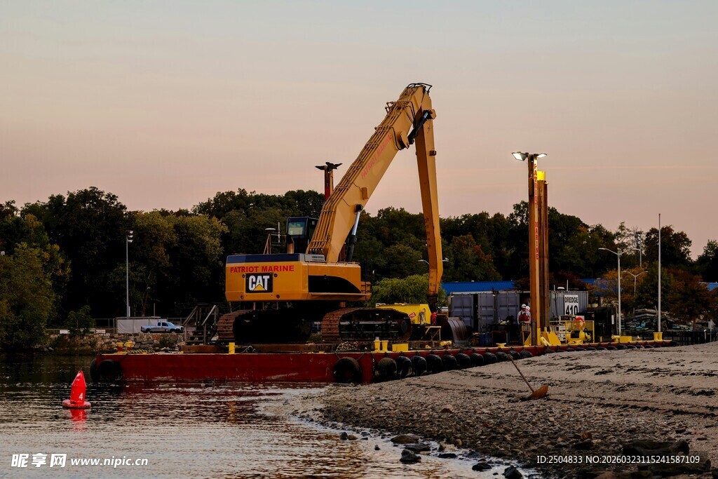 河岸挖掘机施工场景