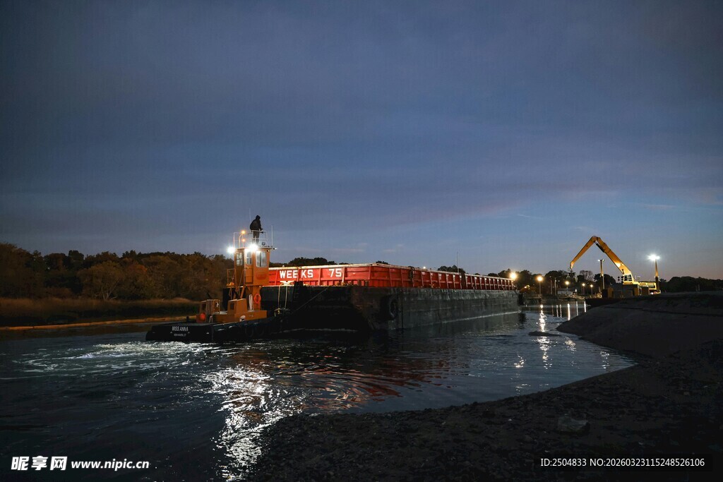 夜幕下的河畔风光