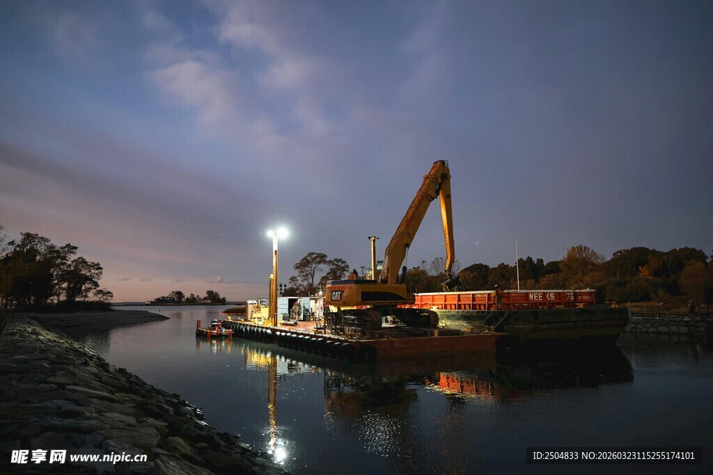 黄昏河畔的挖掘机作业场景