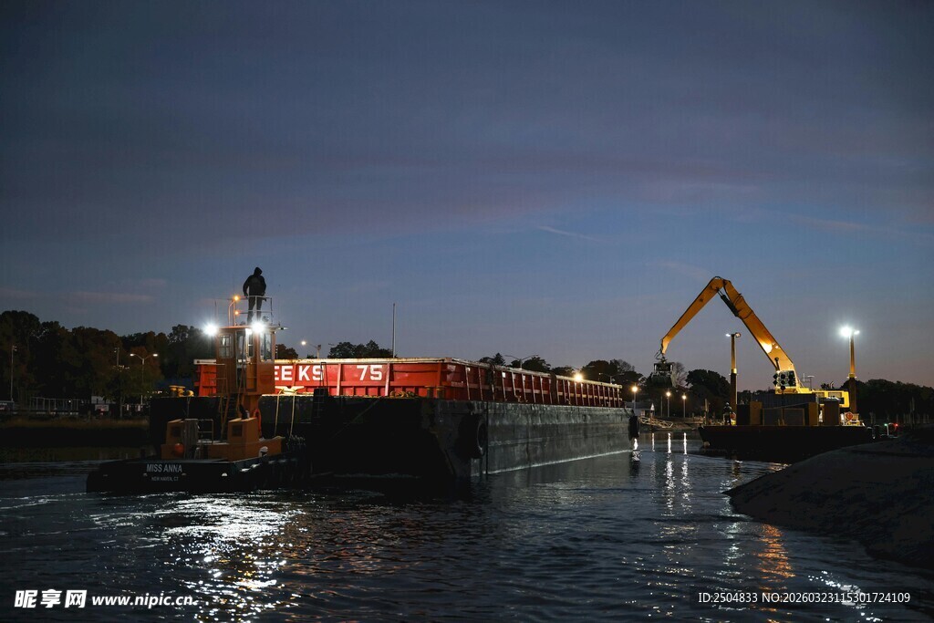 夜幕下的港口施工场景