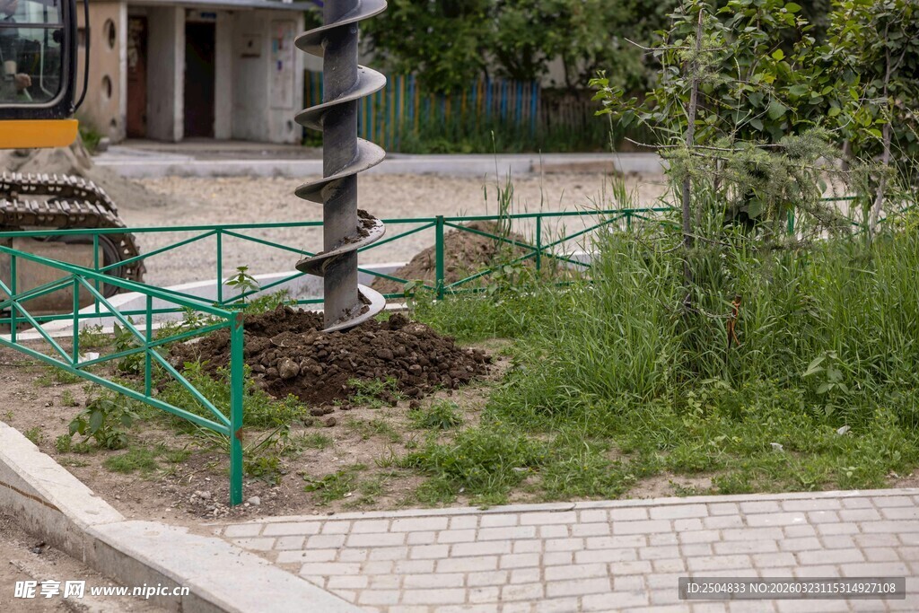 道路旁的绿植与施工场景
