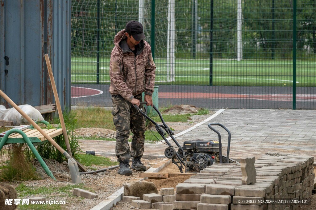 工人使用机器切割木材