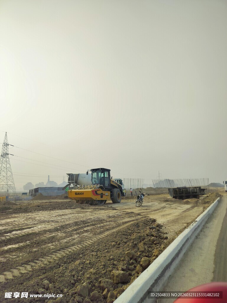 公路施工现场的压路机