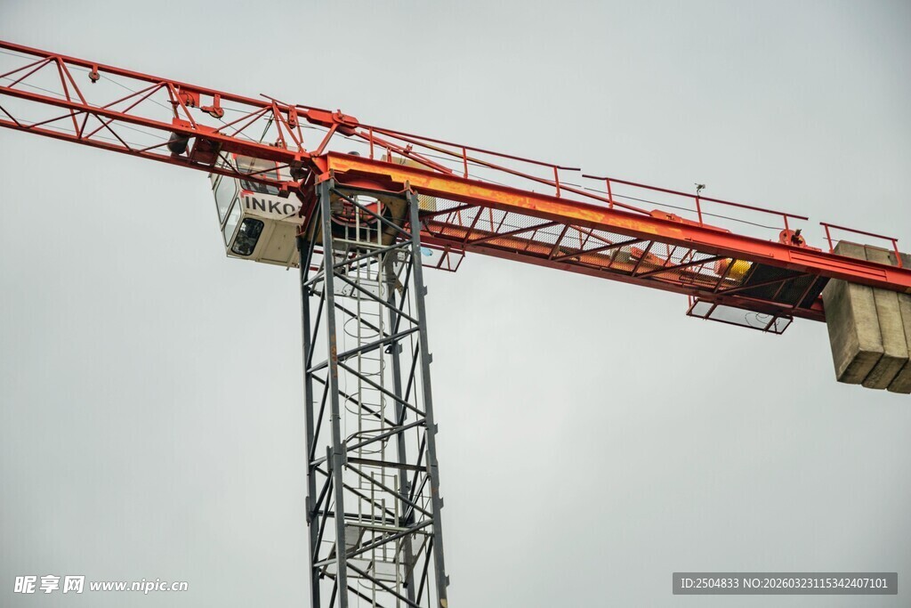 红色塔式起重机
