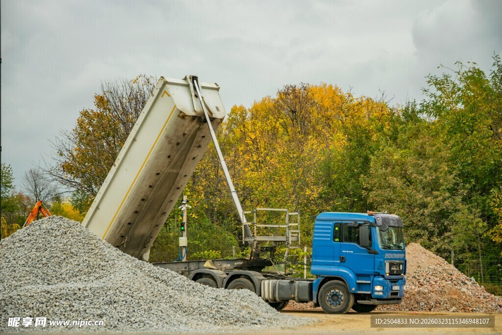 蓝色自卸车正在卸料