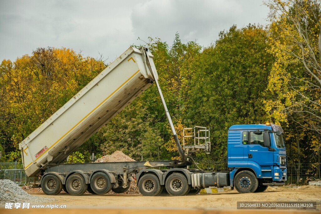 蓝色自卸卡车户外卸料场景