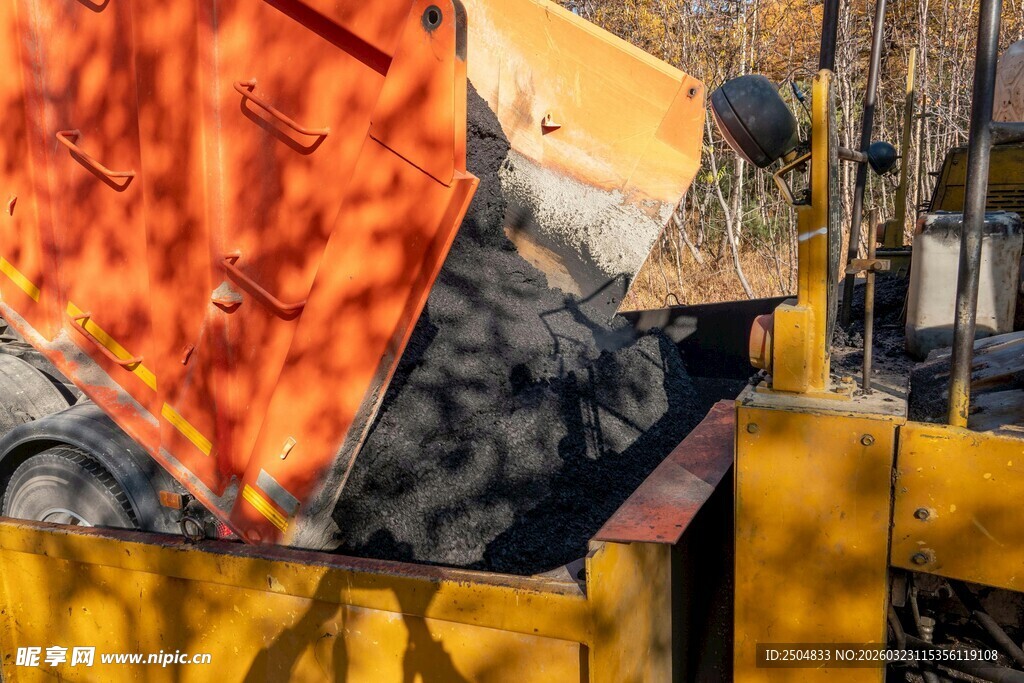 工地中的工程机械特写