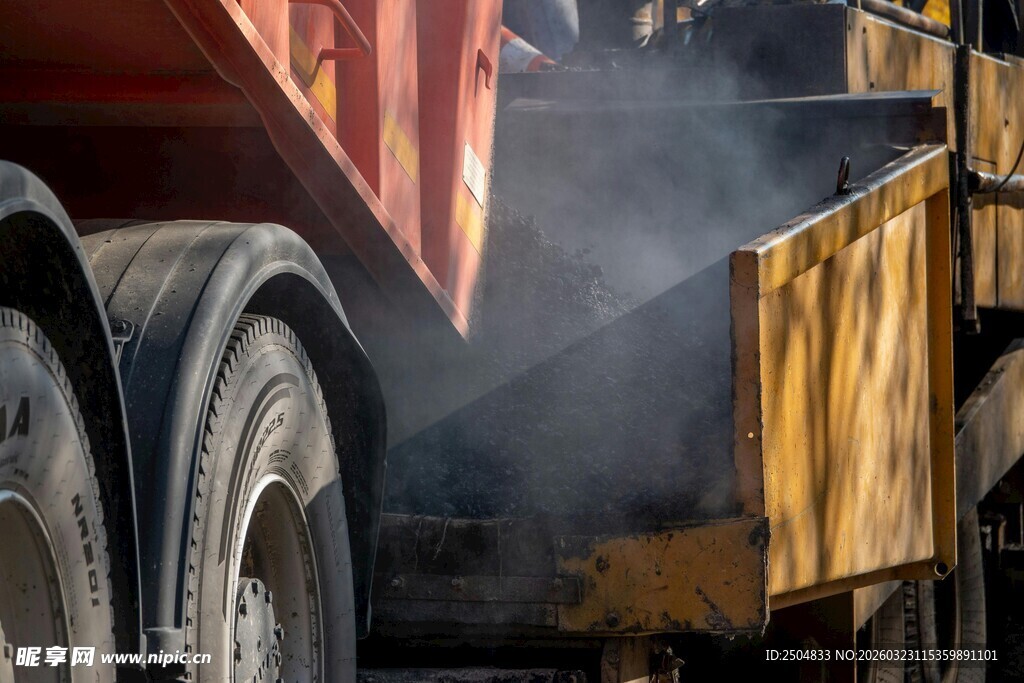 重载卡车车轮及车身特写