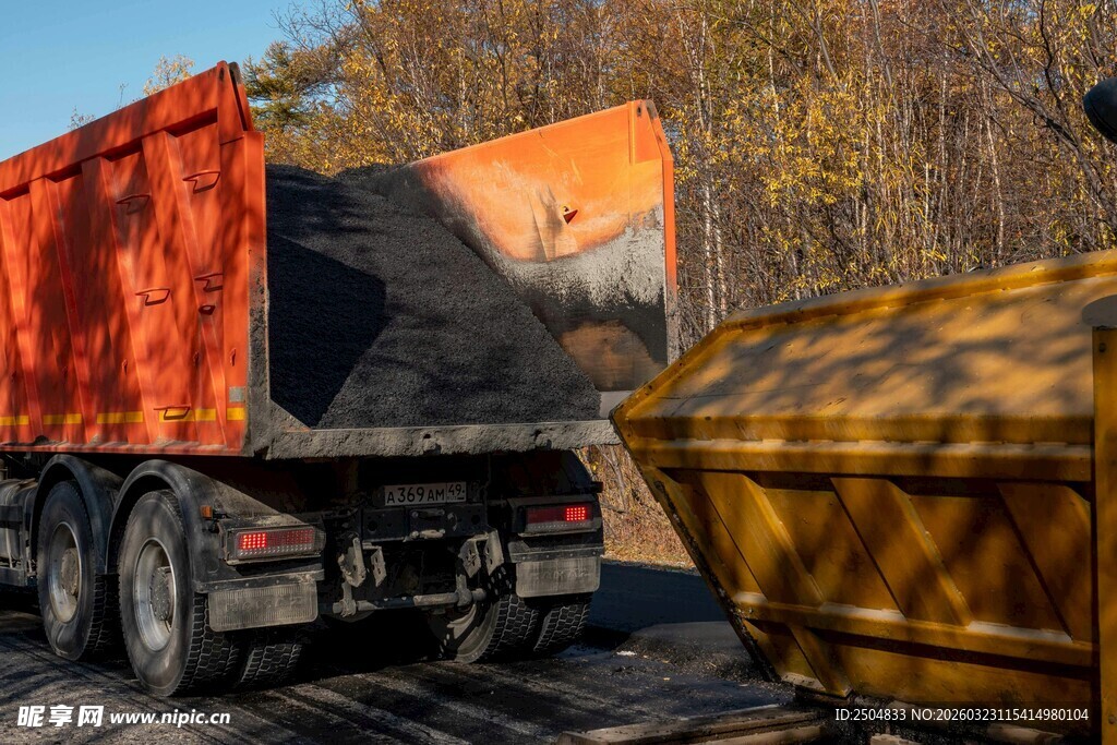 公路上的载货卡车与设备