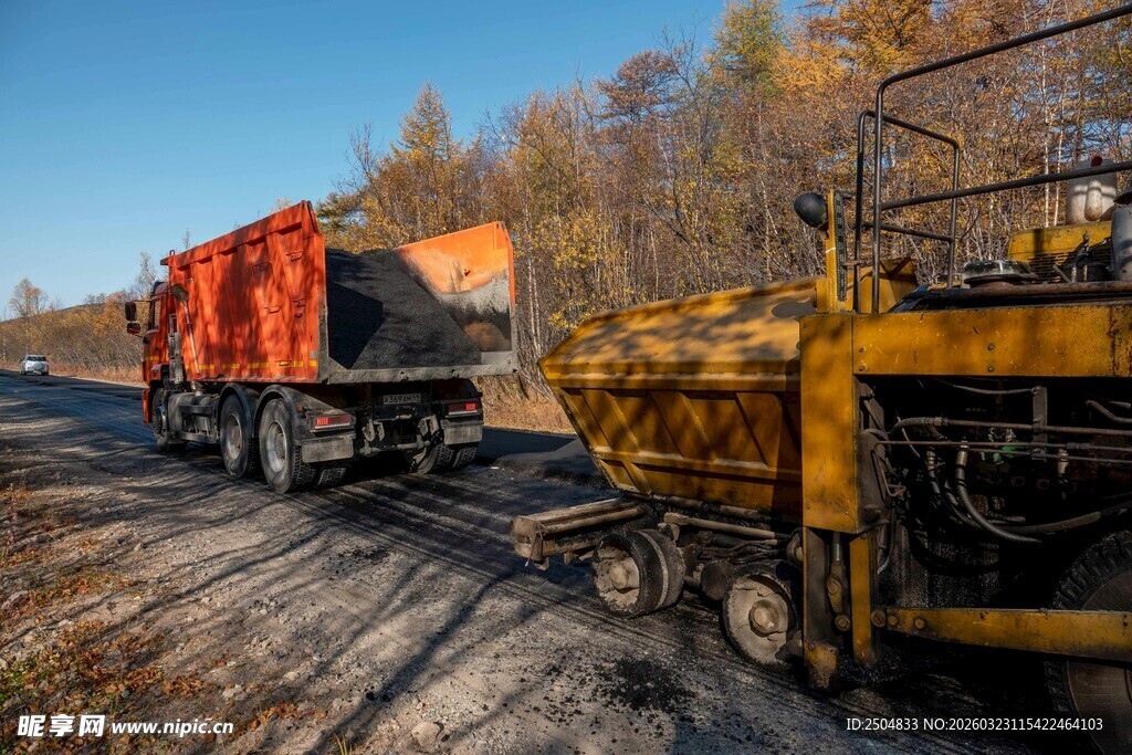 公路上的重型货运车辆