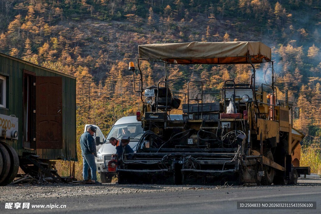 公路施工场景中的沥青摊铺机