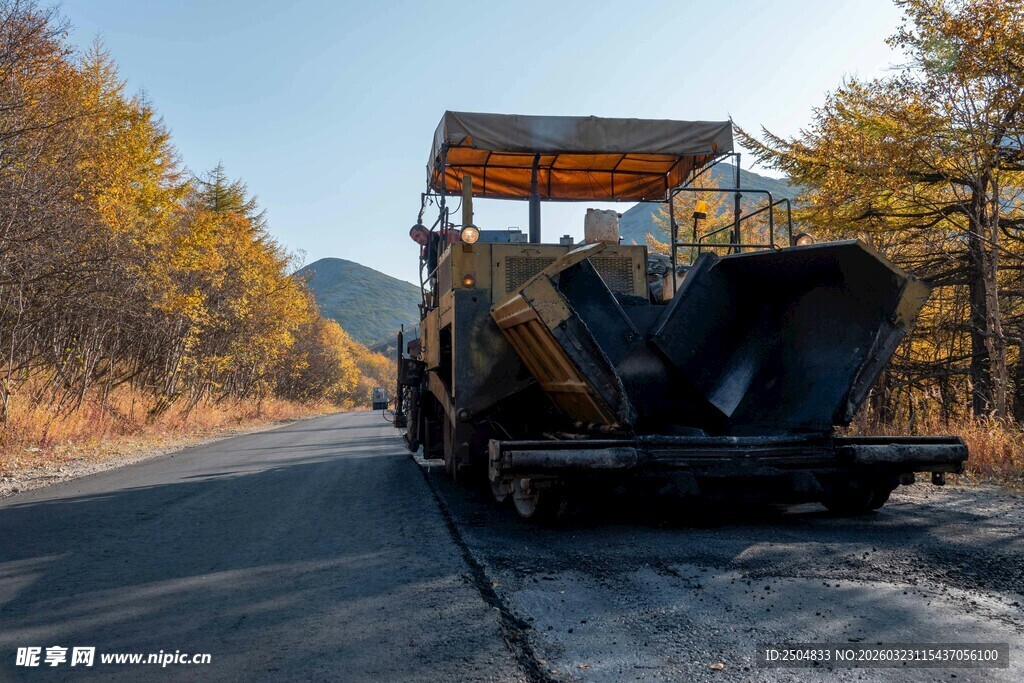 公路上作业的履带式推土机