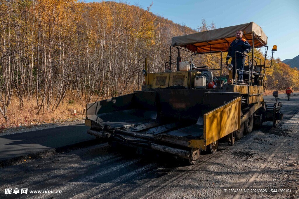 公路沥青摊铺机作业场景