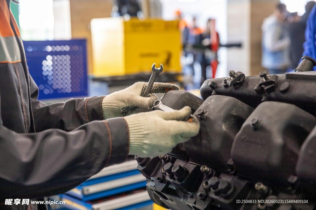 工人专注维修汽车发动机