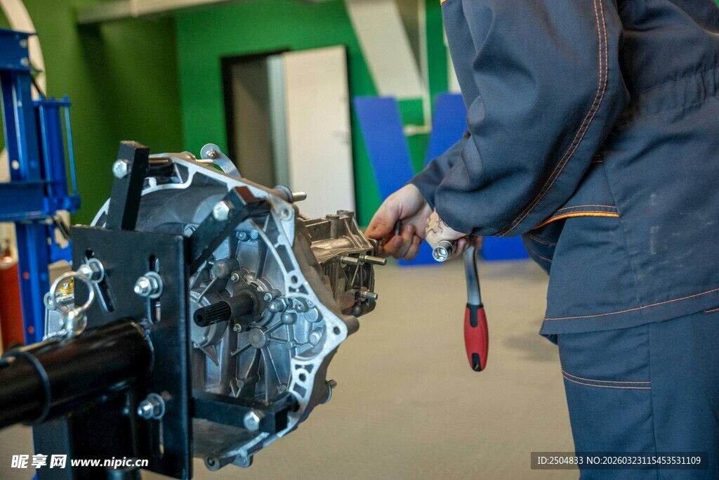 工人维修汽车部件