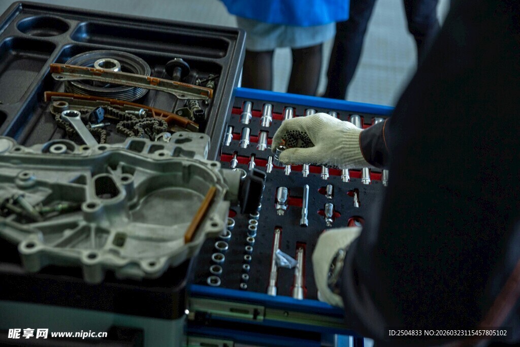 工人专注维修汽车发动机