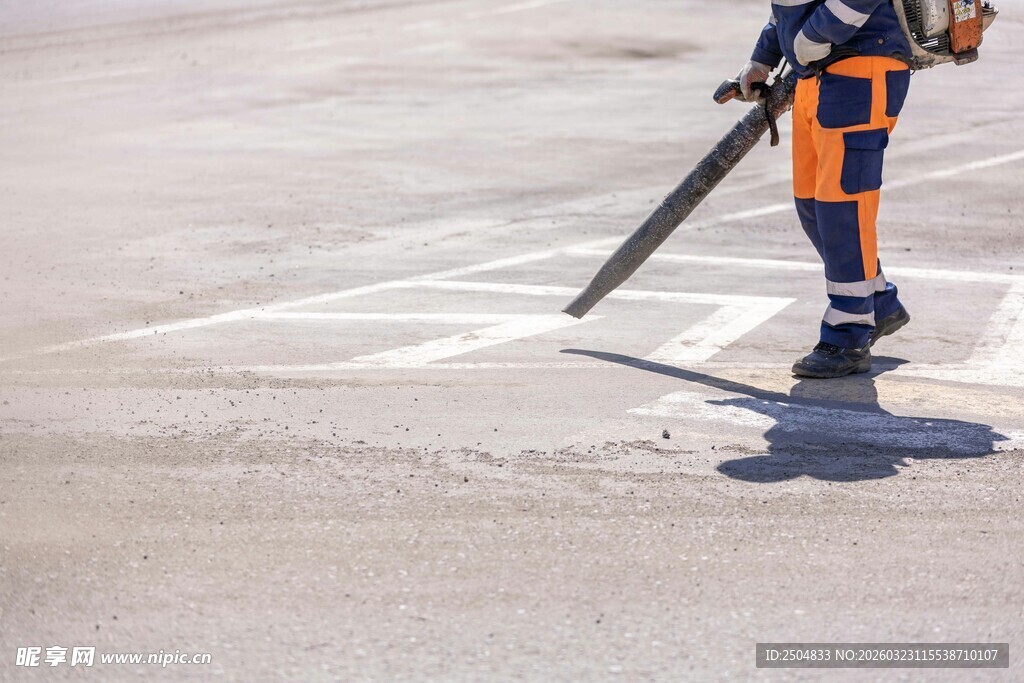 工人绘制道路标线