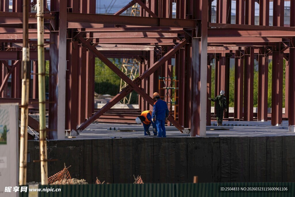施工现场工人作业场景