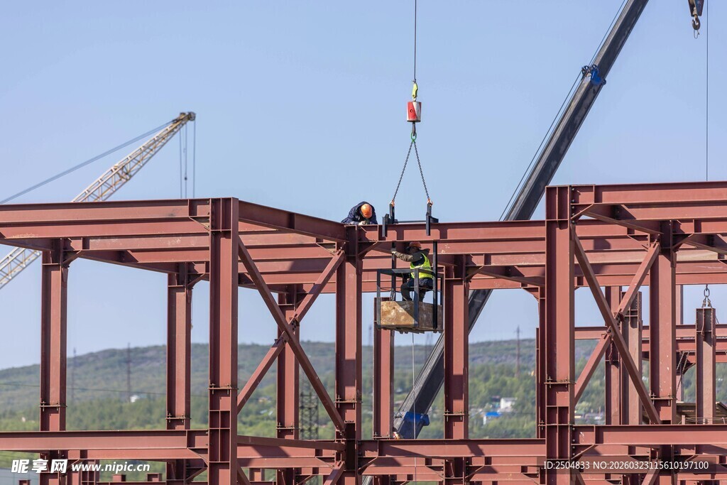 钢结构建筑施工场景