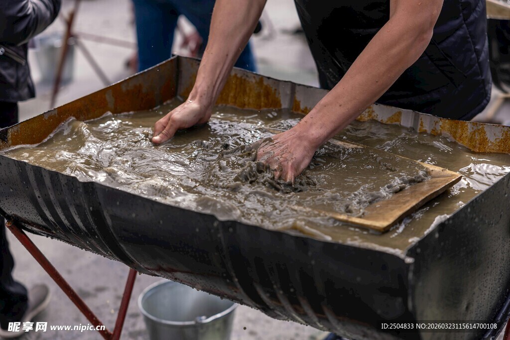 手工筛选金属颗粒