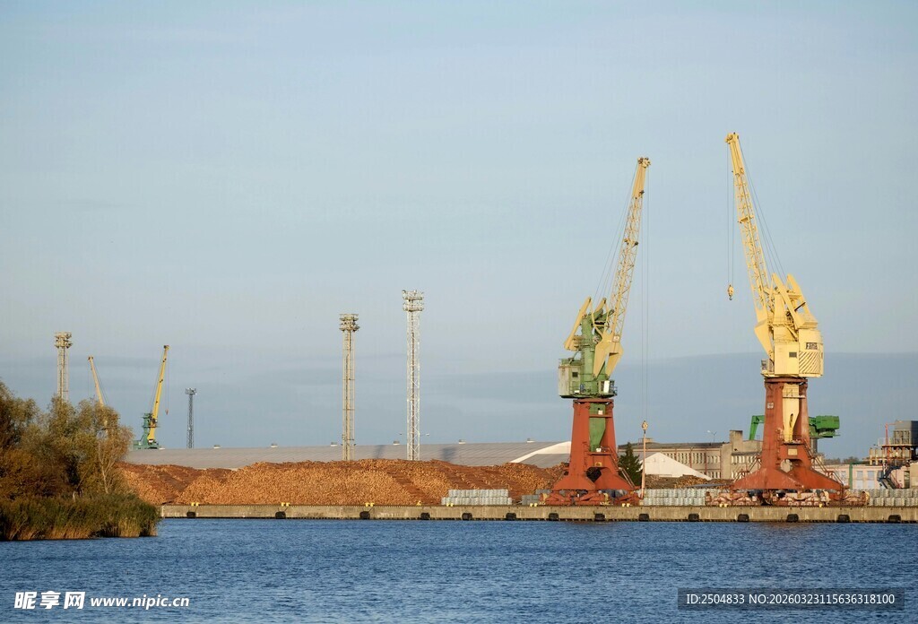 港口起重机与辽阔水域景观