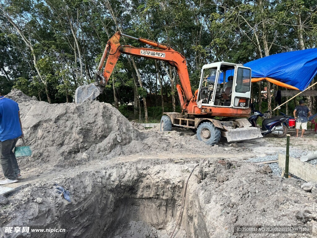 工地挖掘机作业场景