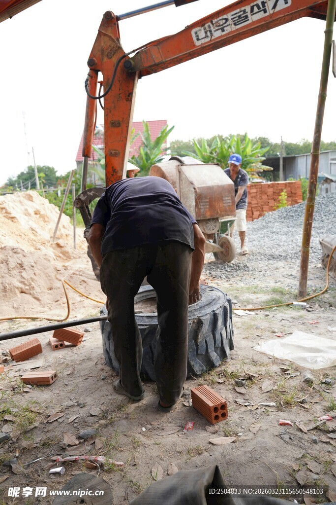 工人工地现场忙碌作业