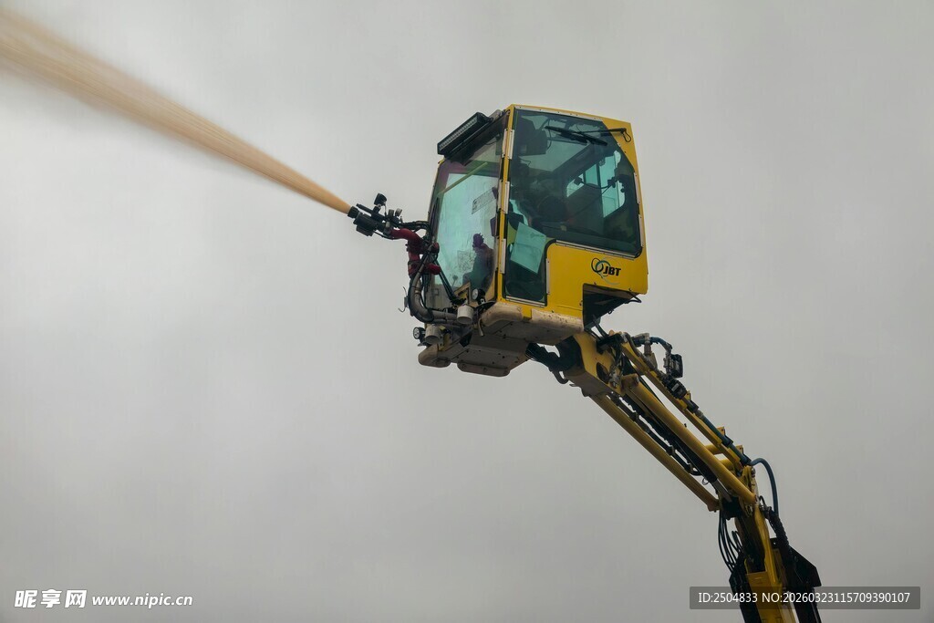 高空作业机械臂喷水作业