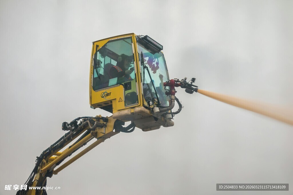 挖掘机喷水作业