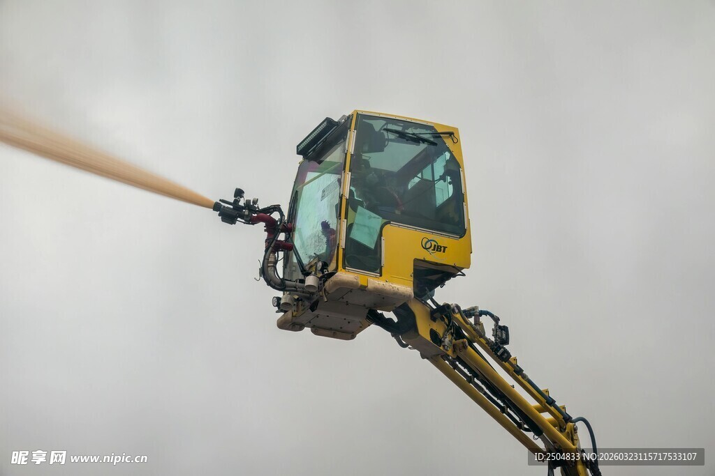 高空作业车正在喷水作业