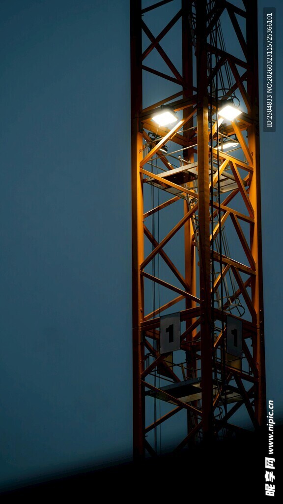 夜幕下的塔吊灯光