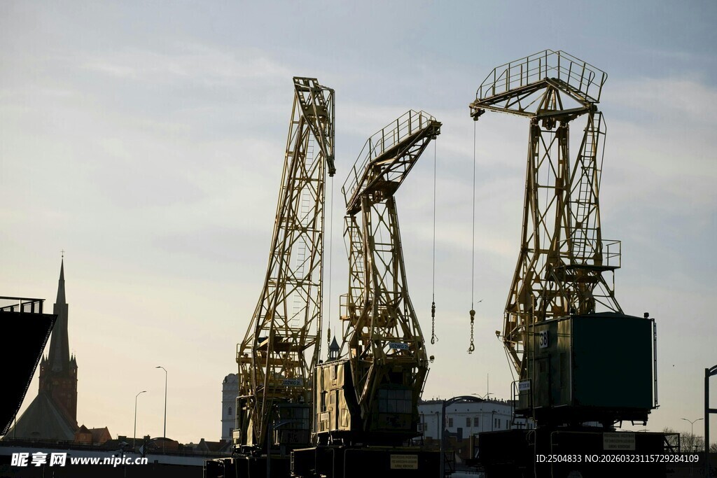 港口起重机剪影