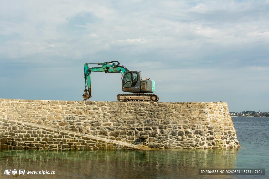 岸边挖掘机作业场景
