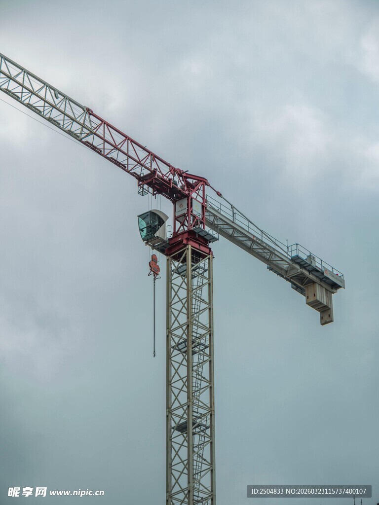 高耸的塔式起重机