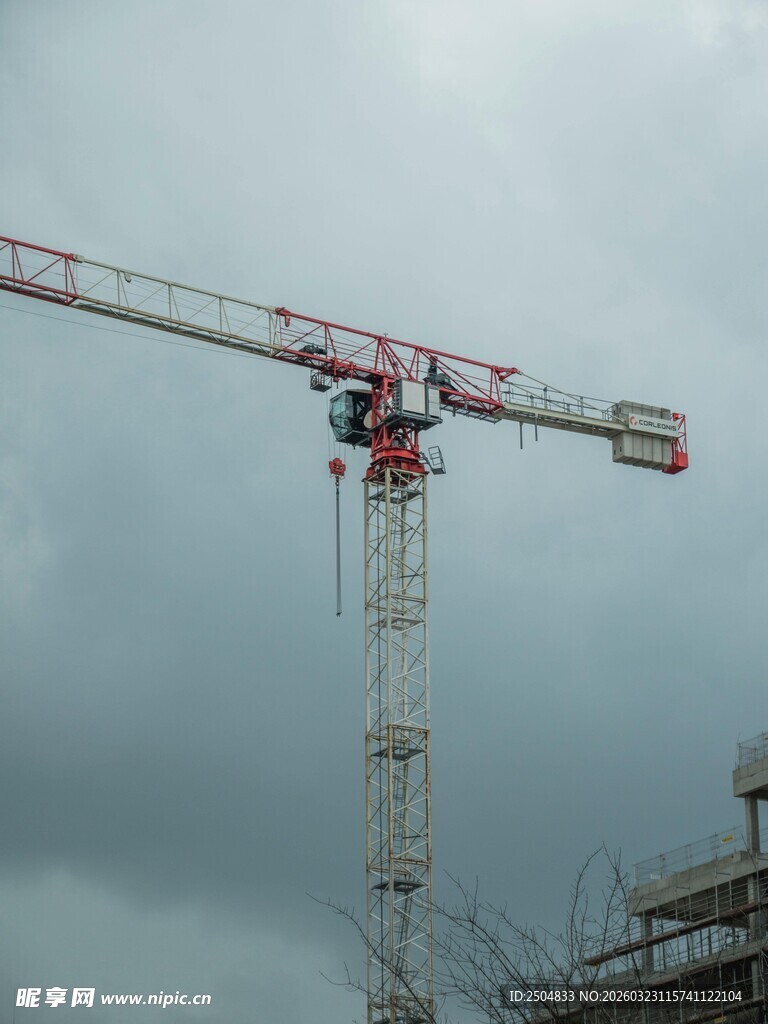 高耸的塔式起重机