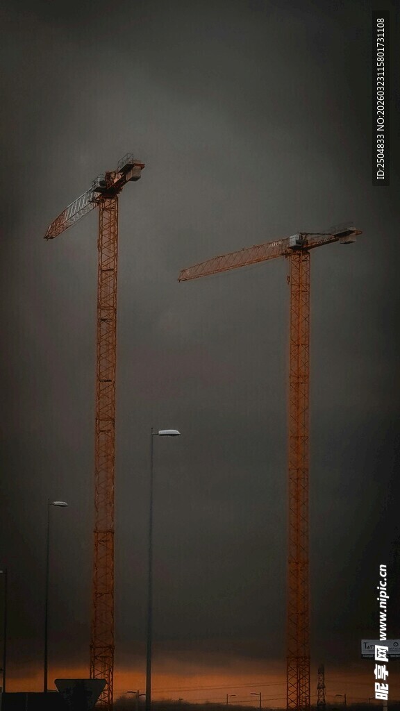夜幕下的高耸塔吊